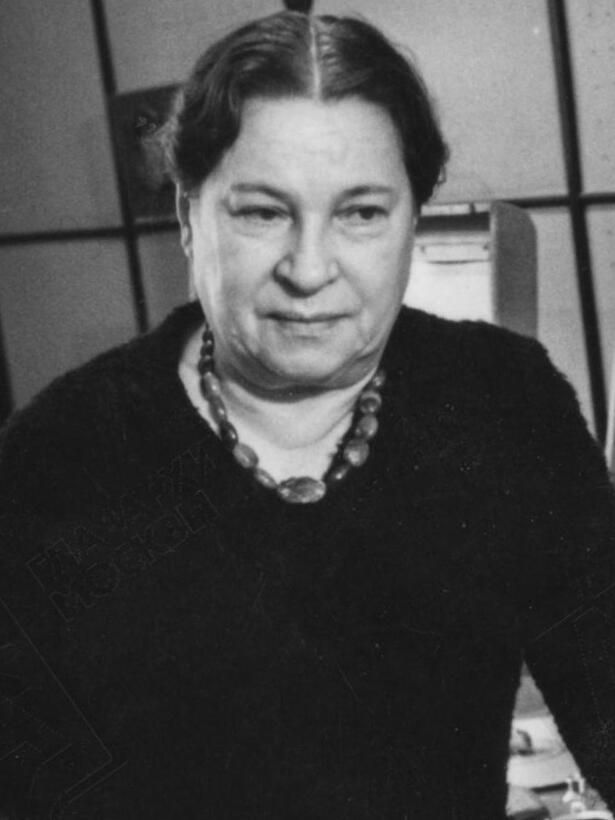 Ребенок читает, игрушки оживают